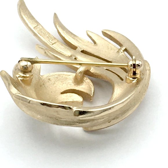CROWN TRIFARI feather swirl brooch - vtg 1960s brushed & shiny gold-plated pin - Picture 9 of 10